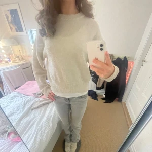 Stickad tröja - Köpt på Plick för ungefär ett år sen, men från Vero Moda. Den är lite nopprig och har en liten fläck som man ser på bild 4💖