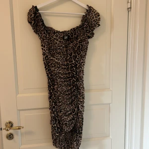 Klänning  - Klänning som jag använd en gång! Storlek M och man kan även knyta/spånna den kortare eller längre 