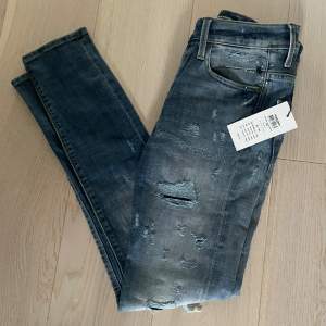 Säljer dem här sprillans nya Jack & Jones jeansen! Modellen är slim Glenn i storlek 29/34!  Nypris: 699kr  Vårt pris: 449kr😍 Hör av dig vid frågor eller funderingar, svarar gärna🙌