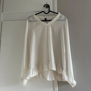 Vit gullig blus - Vit gullig blus från Soyaconcept med volang. Strl S. Använd en gång.