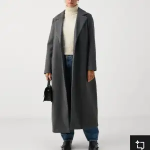 Beställde kappan från Zalando, visade sig vara för liten, men var för snabb med att dra bort prislappen. Den är ganska lång, kommer med skärp och är helt oanvänd. Betalade 799 kr men säljer för 700 kr. Kan skicka fler bilder om det finns intresse 😊