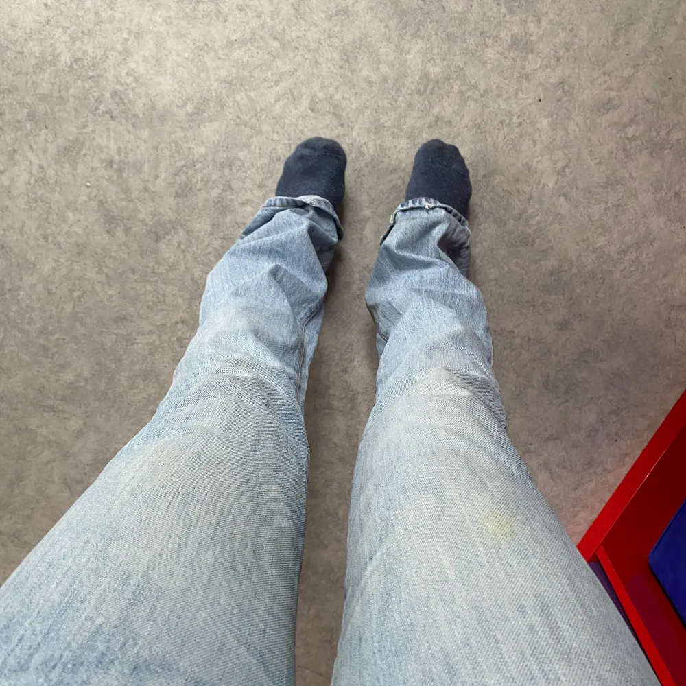 Säljer ett par ljusblå bootcut jeans i bra skick. De är lågmidjade och har en klassisk femficksdesign. Perfekta för både vardag och fest! Passar bra till sneakers eller boots. Skriv för fler frågor😊. Jeans & Byxor.