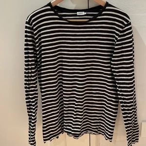 Randig långärmad tröja från Filippa K - Säljer en superfin svartvit randig tröja från Filippa K. Den är långärmad och perfekt för både vår och höst. Tröjan är i mycket bra skick och har en klassisk stil som passar till det mesta. Perfekt för en avslappnad men stilren look! 100% bomull 