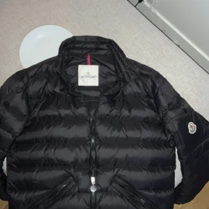 Moncler jacka - Svart moncler jacka, använd fåtal gånger, köpte denna jacka på 🐼 iykyk
