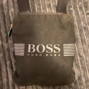 Hugo Boss Axelväska  - Hugo Boss väska, köpt men inte andvänt så mycket.