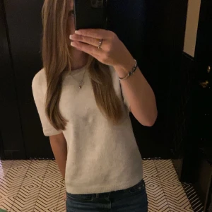 Stickad tröja  - Snygg stickad tröja med kort ärm, från Nelly! Använd några gånger, skriv för fler bilder💕