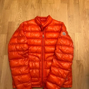 MONCLER ACORUS - Tja!  Säljer en fet Moncler Acorus i en unik röd orange färg💯⭐️❤️nyskick! Äkta såklart, kom privat för frågor och funderingar!❤️ samt bilder på industritag och andra tags osv💯🫡Kan gå ner rejält i pris vid snabb äffär! ÄKTENHETSBEVIS FRÅN SICUROFASHION INGÅR