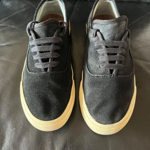 EYTYS SKORE  i fint skick, inga defekter. - EYTYS SKOR Eytys skor i fint skick, inga defekter. Skorna är storlek 39