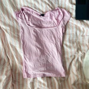 Ljusrosa topp - Säljer en söt ljusrosa topp i bomull. Toppen är i bra skick och superbekväm att ha på sig. Perfekt för att matcha med jeans eller kjol!