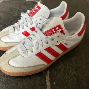 Adidas Samba  - Säljer dessa jättesnygga Adidasskor som tyvärr var för stora. Nyskick! 