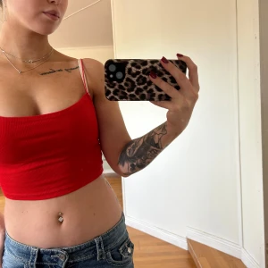 Röd croppad tubtopp - Säljer ett snygg röd croppat linne perfekt för sommardagar. Den har en tight passform som framhäver figuren. Toppen är i ett mjukt och stretchigt material, vilket gör den superbekväm att bära. Perfekt för en dag på stranden eller en somrig fest! 🌞