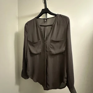 Grå/grön blus - Grå/grön blus från Forever21 i storlek M. Den är helt oanvänd! 