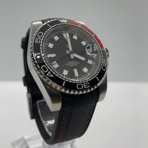 NH35 AK Submod - Helt sprillans ny. Klockan ar byggd för hand av oss, endast uttagen for fotografering. Utrustad med ett automatiskt NH35 urverk fran Seiko och safirglas. Verktyg till lankarna medföljer! Logotyp: Uppsala Stadsvapen med initialerna AK.