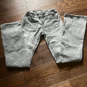 Snygga Gina jeans - Supersnygga gina jeans i storlek 164 och är använd 1 gång!! Jag säljer dem för att dom är för stora💕
