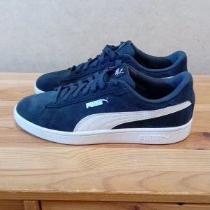 Puma mocha  - Helt nya, beställde fel storlek. Navy blå mocha och skön sula. Hör av dig om du har frågor eller vill köpa. 