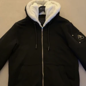 Moose Knuckles jacka  - Svart Moose knuckles jacka  Vit päls  Bra skick  Bekväm och varm  Säljs för 2500 kr, pris kan diskuteras 