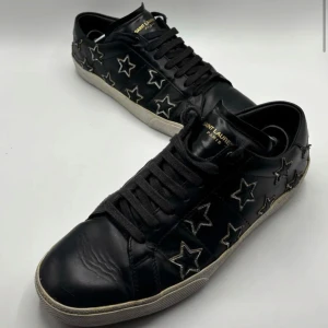 Saint laurent skor - Säljer dessa feta 100% äkta Saint laurent skor! Väldigt bra skick förutom lite crease vid tåna som jag enkelt kan fixa innan jag postar!✌️🤙 Passar 44