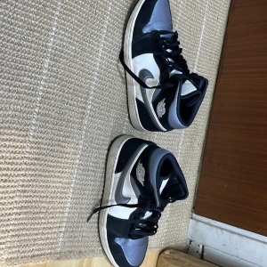 Ett par jordans vita gråa svarta har inga håll är storlek 42 fungerar perfect  - Jordans storlek 42 är typ nya bara andvända några gånger inga hål svart vit gra 