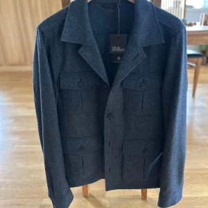 Oscar Jacobson jacka - Säljer nu denna trendiga Oscar Jacobson overshirten som är ett otroligt fint plagg att addera till garderoben under hösten. Jackan är i storleken Medium och är helt ny! Nypris 2500kr säljer för 1000kr