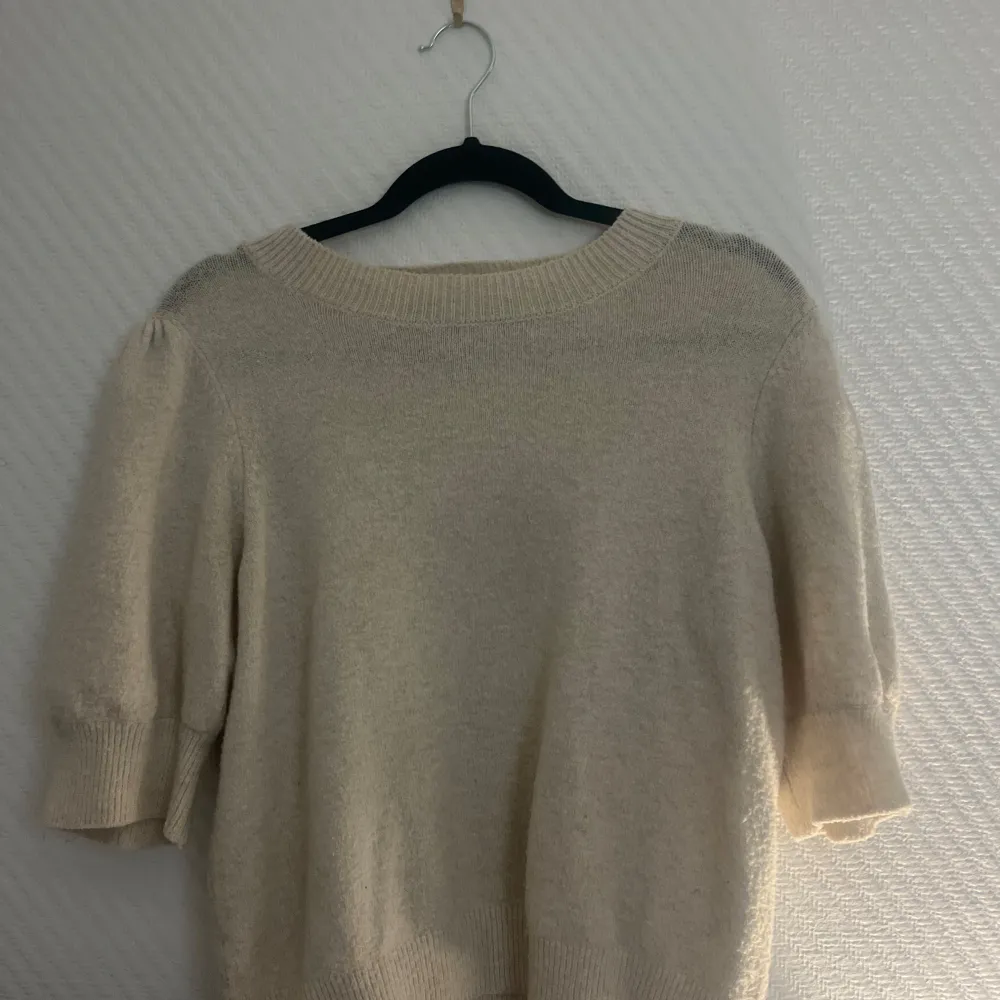 Säljer en superfin beige tröja från Vero Moda. Den är i ett mjukt material och har trekvartsärmar som gör den perfekt för både vår och höst. Tröjan har en rund halsringning och ribbade kanter som ger en stilren look. Perfekt för en casual outfit eller att klä upp med smycken!. Tröjor & Koftor.