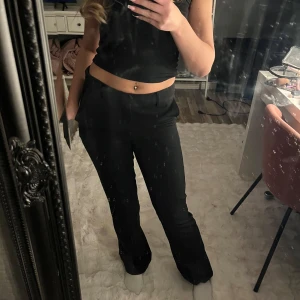 BikBok kostymbyxor  - Svarta kostymbyxor från BikBok i storlek 36🖤 Highwaist Straight