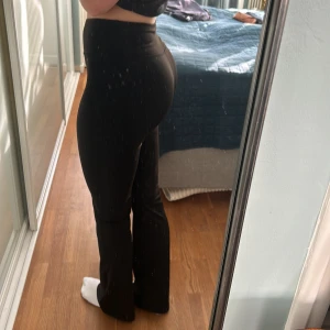 Träningstights flare - Utsvängda träningstights i svart. Aldrig använda då de ej kommit till användning. Är i storlek s, passar xs-s/m jag har s/m. Inga defekter då nyskick. Söm i där bak men inte i fram. Jag är 171cm