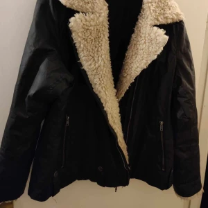 Svart jacka från Monky - Svart jacka från Monky i bra skick dock saknas bälte, jag tyckte det var snyggast utan den så jag tog bort det.