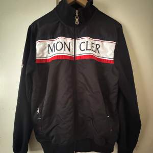 En moncler kofta, storlek M, passar S