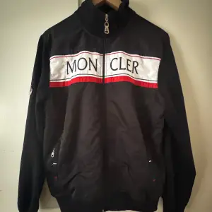 En moncler kofta, storlek M, passar S