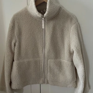 Teddy jacka hm - Säljer min så fina och slutsålda Teddy jacka från H&M. Använd fåtal gånger. Så mysig och skön. Passar bra till 1,65-1,70. Pris kan diskuteras.🥰