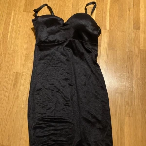 Shape underklänning  - Bh med underklänning som håller in