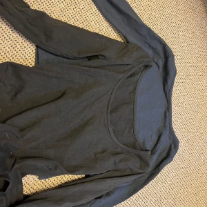 Gina tricot tröjor⭐️ - Bra skick en blå två svarta❤️Pris för alla 150kr❤️Kontakta mig om du bara vill köpa en eller två❤️