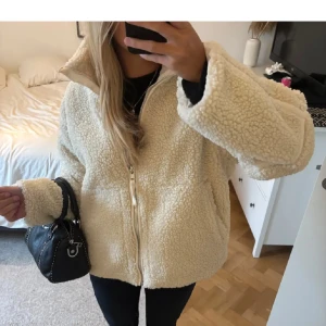 Teddy jacka  - Säljer denna trendiga teddyjacka som jag aldrig använt, perfekt inför hösten❤️❤️
