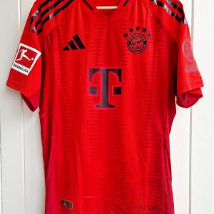 Säljer Bayern Munchens matchtröja för årets säsong 2024/25 med Kane på ryggen. Tröjan är en reprint i nyskick med emblem mm av högsta kvalité. Tröjan är en player version. Tröjan är tajt i storleken. Storleken motsvarar mer large än XL.