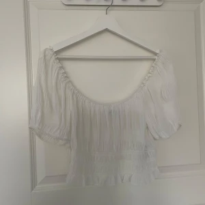 Vit topp från NA-KD  - Aldrig använd 