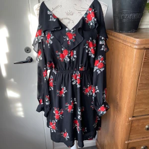 Klänning Divided  - Klänning Divided från H&M i stl 42. 100% polyester. 