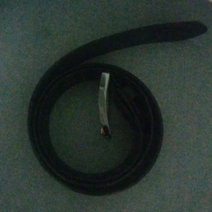 Svart bälte - Säljer ett stilrent svart bälte i skinn. Perfekt för både vardag och fest. Det är i bra skick och passar till de flesta outfits. Ett måste i garderoben för den som gillar klassiska accessoarer.