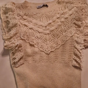 Söt top från Zara - Jättefin virkad top från Zara. Dottern köpte den oanvänd här på plick för 350 kr men den har inte kommit till användning. Storlek S. Hund finns I hemmet. Hör av er vid frågor👍😊