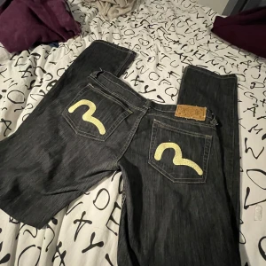 Svarta jeans från GESHA - Säljer ett par svarta jeans från GESHA i 100% bomull. De har en cool design med gula detaljer på bakfickorna. Perfekta för både vardag och fest! 🖤 ST xs/S 