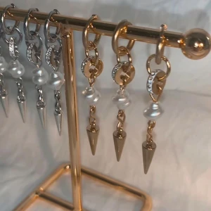 Örhängen  - FAVORITERNA TILLBAKS. Köp för 99kr/st  Eller  185kr/par  Modell 095