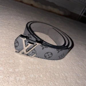 Svart rutigt bälte med silver detaljer  - Bälte 