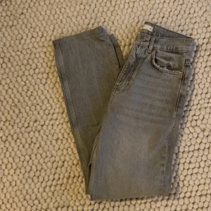 Ljusgrå jeans! - Ljusgrå jeans från Gina tricot. Endast använd enstaka gång. Jättefint skick! Är uppsydda, passar mig som är 160.