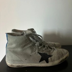 Golden goose 43 - Säljer mina unika Golden goose skor, strl 43 och hightop. Skorna är i väldigt bra skick.  Bara att skriva till mig vid funderingar!!