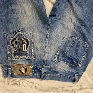 Lowwaist/midwaist baggy jeans med midjemåttet 44cm rakt över, längd = 100cm, höft = 53/54cm.  Köpta på Humana second hand. De är lite slitna och en buckle-detalj är trasig (sista bilden)