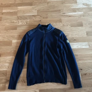 Belstaff cardigan - Tja, säljer nu denna mörkblåa belstaff tröja i mycket fint skick! Nypris: 2400kr Storlek S.