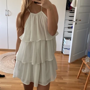 Studentklänning  - Slutsåld studentklänning som är helt oanvänd. Längd och hur man vill att den ska sitta vid halsen går att justeras med banden. Står storlek 40 men passar mig som är en S💕