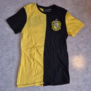 Harry Potter Hufflepuff Quidditch-tröja💛🖤 - En fin Hufflepuff quidditch-tröja, aldrig använd!💛🖤