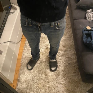 Nudie jeans slim fit - Säljer dessa nudie jeans i slim passform och storlek 28/32. Helt okej skick dock en skada i den högra framfickan som man förmodligen kan fixa själv och även en liten slitning på framsidan som inte syns när man har på jeansen. Storlek 28/32 