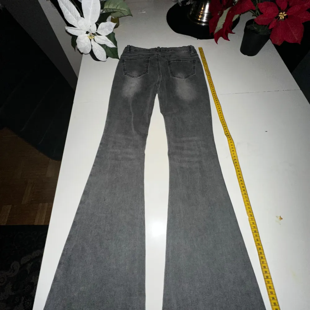  Är i perfekt skick. Säljer den på grund av att jag inte hade längre.  . Jeans & Byxor.