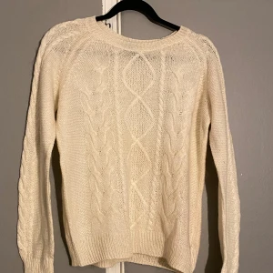 Vit stickad tröja - Lite liten i storlek, ny utan prislapp